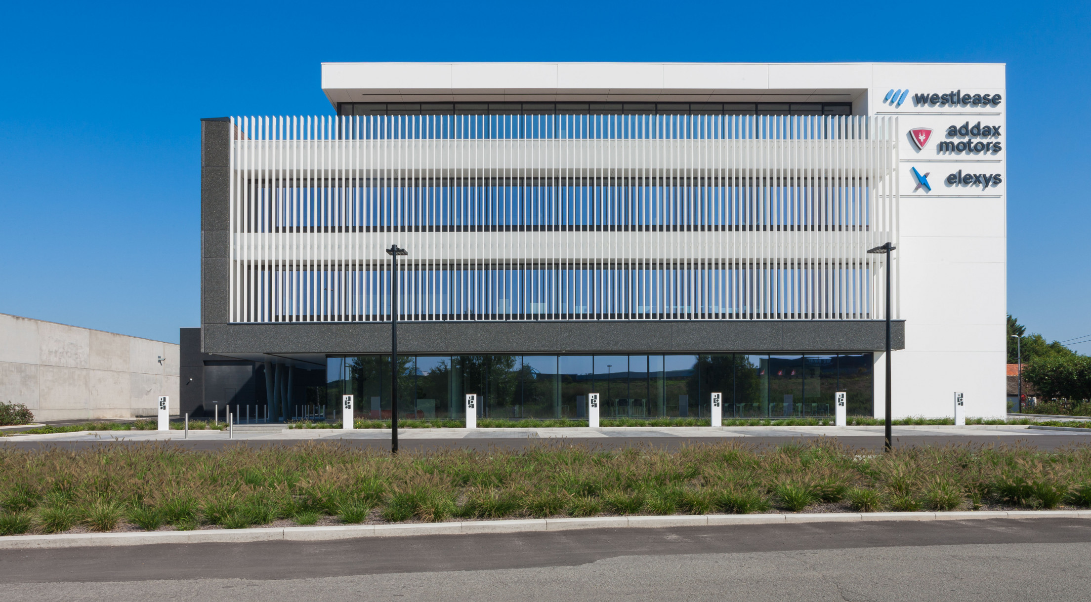 De E17 in Deerlijk heeft er in de richting van Kortrijk een nieuwe blikvanger bij. AAVO